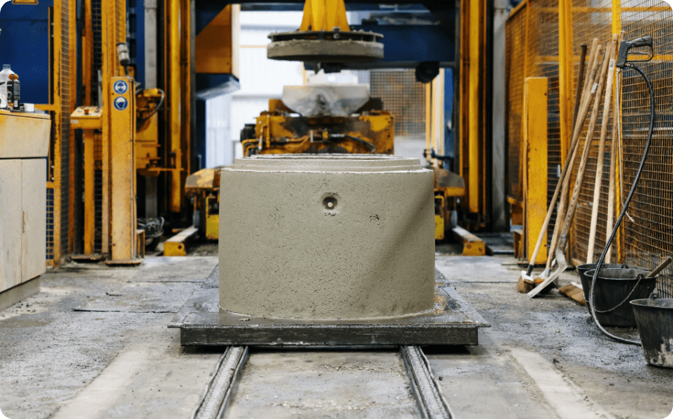 Bloc de béton sur une chaîne de production automatisée dans une usine.