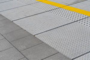 Dalles podotactiles : quelles sont les normes d’accessibilité ?