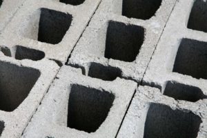 Produits béton pour travaux publics : bordures, dalles podotactiles et regards d&rsquo;assainissement