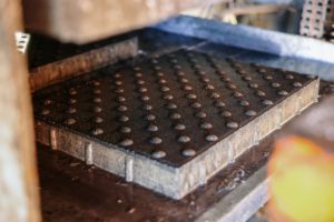 Dalle podotactile en haut d&rsquo;escalier : que dit la norme en vigueur ?